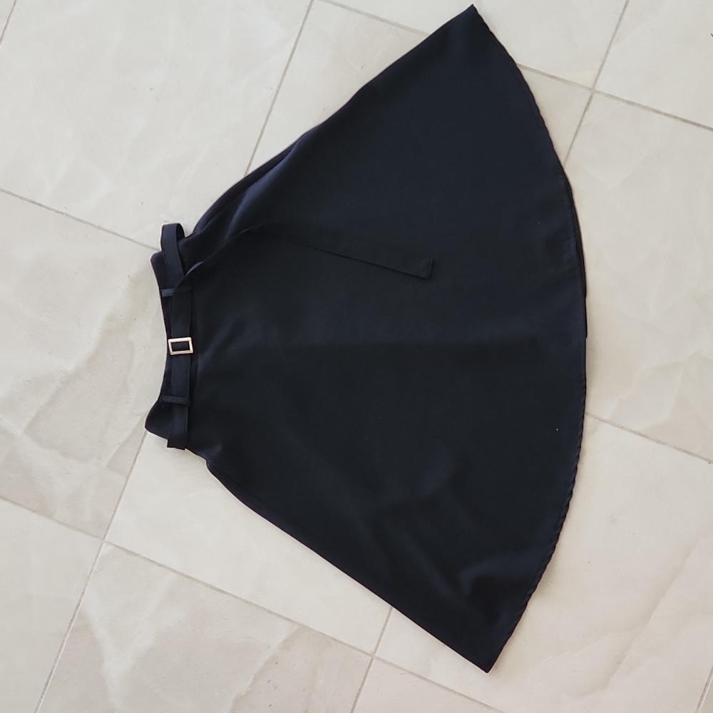 EUROPEAN Boutique Black Midi Skirt. SIZE Medium